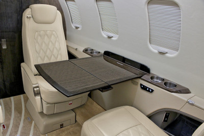 2016 Bombardier Learjet 75: Chair with Table