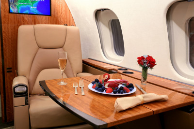 2005 Bombardier Global 5000: Aft seat and table