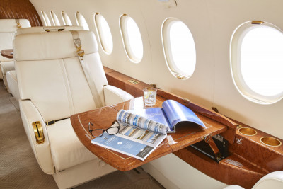 2006 Dassault Falcon 2000EX EASy II: Single chair and table