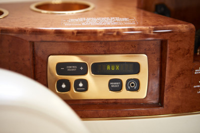 2006 Dassault Falcon 2000EX EASy II: Cabin entertainment close up