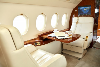 2006 Dassault Falcon 2000EX EASy II: Fwd pair and table