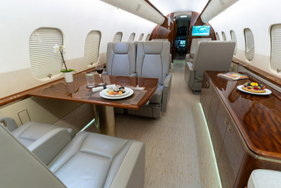 2015 Bombardier Global 5000: Mid Cabin Conference Group Forward View