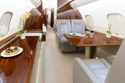 2015 Bombardier Global 5000: Mid Cabin Conference Seating & Cradenza