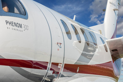 2010 Embraer Phenom 300: 