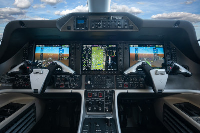 2010 Embraer Phenom 300: 