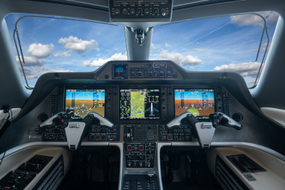 2010 Embraer Phenom 300: 