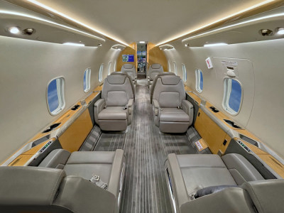 2016 Bombardier Challenger 350: Cabin Forward View