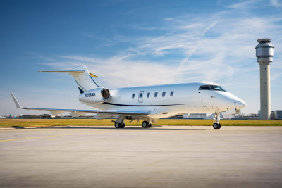 2013 Bombardier Challenger 300: Exterior Right