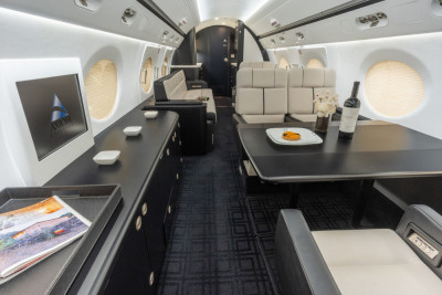 2010 Gulfstream G550: Mid Cabin Conference Table Group