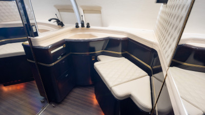 1999 Bombardier Challenger 604: Aft Lavatory