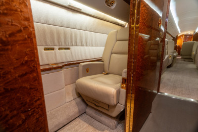 2001 Gulfstream G-V: Forward Crew Rest Area