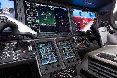 2017 Embraer Phenom 300: 