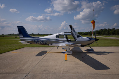 2004 Cirrus SR22 G2: 