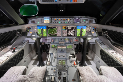 2018 Gulfstream G650ER: Flight Deck w/HUD II