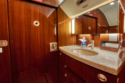 2015 Gulfstream G550: N900AL - Aft Lav