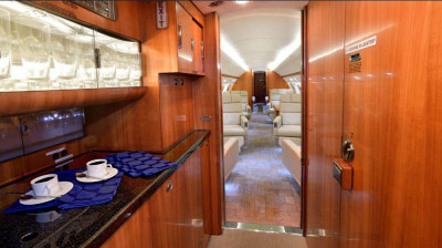 2005 Gulfstream G550: Forward galley