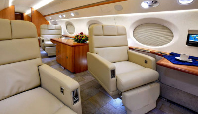 2005 Gulfstream G550: Forward cabin looking aft