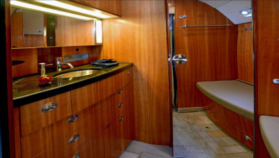 2005 Gulfstream G550: Aft lav