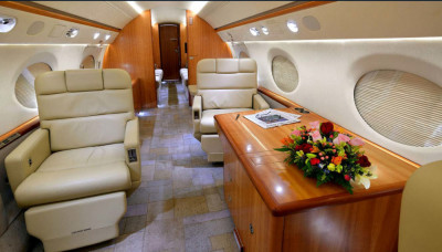 2005 Gulfstream G550: Mid cabin looking aft
