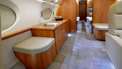 2005 Gulfstream G550: Mid cabin looking aft