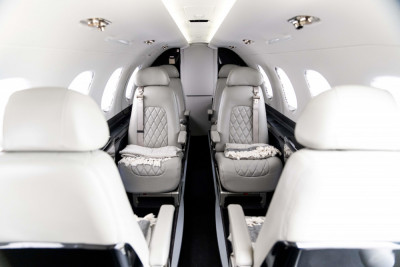 2010 Embraer Phenom 300: 