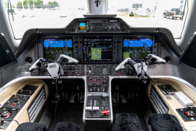2010 Embraer Phenom 300: 