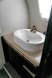 2010 Embraer Phenom 300: 