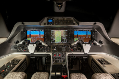 2010 Embraer Phenom 300: 