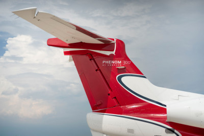 2010 Embraer Phenom 300: 