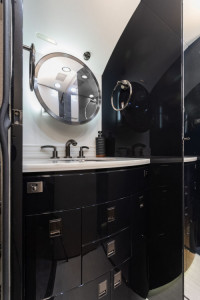 2008 Bombardier Challenger 605: Aft lav