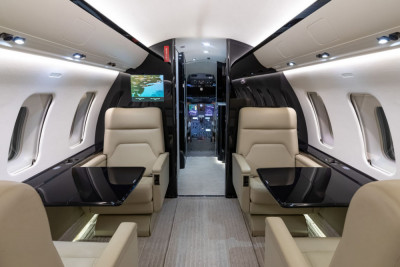 2008 Bombardier Challenger 605: Fwd cabin looking fwd