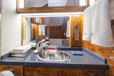 1996 Dassault Falcon 2000: F2000-0030-Lav1